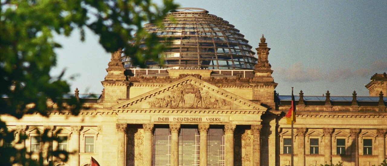 Der Bundestag verabschiedet die Gesetze. Im Reichstagsgebäude lässt sich deshalb auch am besten Einfluss nehmen. Foto: Reichstag. CC BY 2.0 | Audrius Juralevicius / flickr.com
