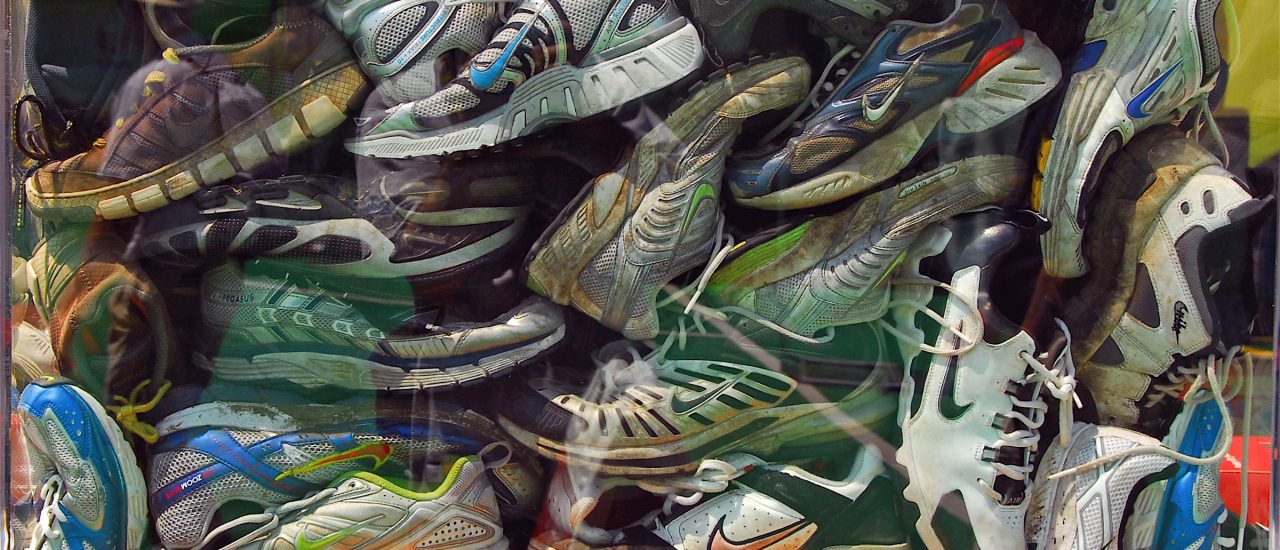 Ein Schuhregal hilft gegend das Chaos. | Nike Sneaker pileup | CC BY 2.0 | Don Hankins / flickr.com