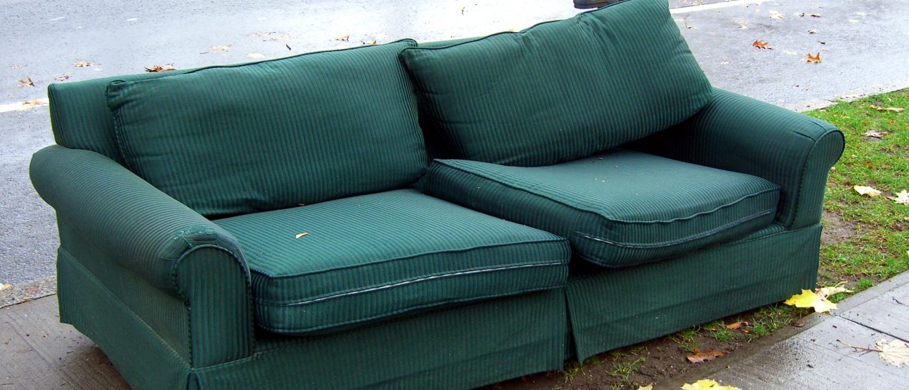 Für den einen ist es Sperrmüll, für den anderen vielleicht das perfekte Sofa. Foto: Sofa Free. CC BY 2.0 | walknboston / flickr.com