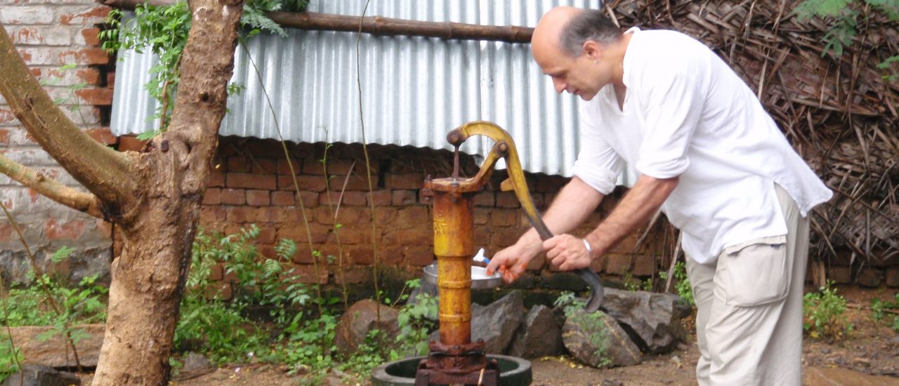 Ein Mann pumpt Wasser in einem Dorf in Indien. Aber ist das Wasser auch sauber? Ein Plumpsklo in der Nähe könnte ausreichen, um es zu kontaminieren. Foto: Hand water pump in India/ credit: CC BY 2.0 | SuSanA Secretariat / flickr.com