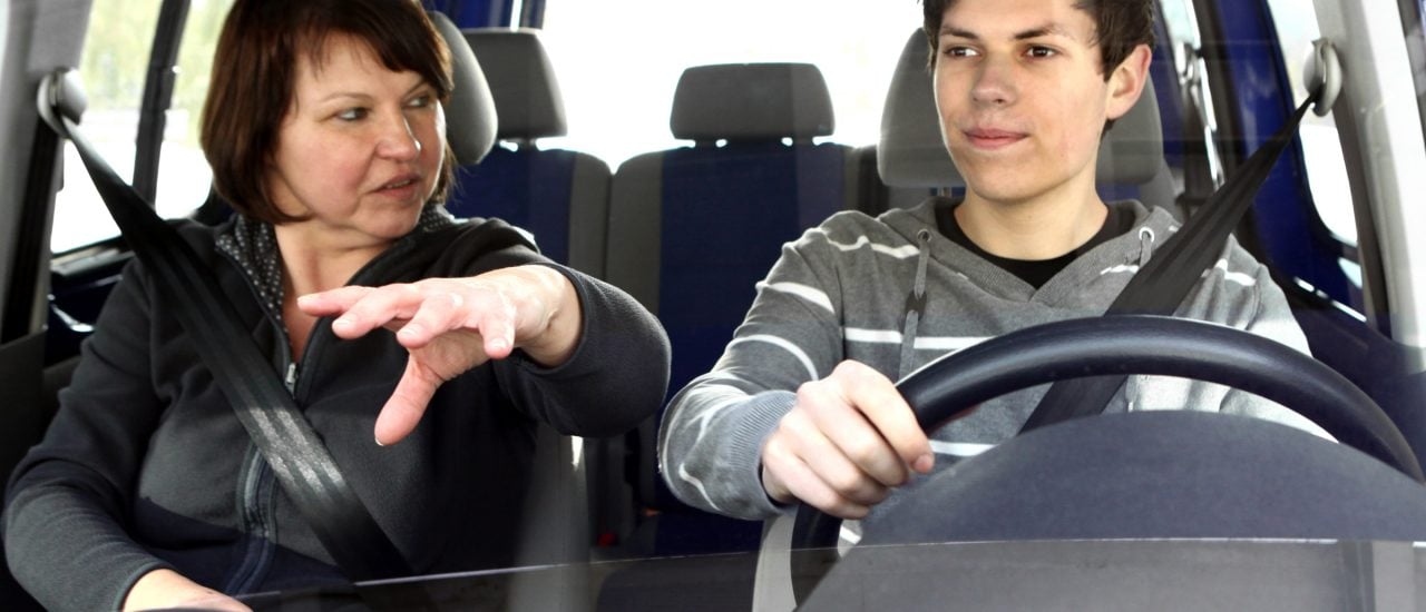 Durch die Begleitperson können Fahranfänger beim sogenannten Früherschein noch dazulernen. Foto: Deutsche Verkehrswacht.