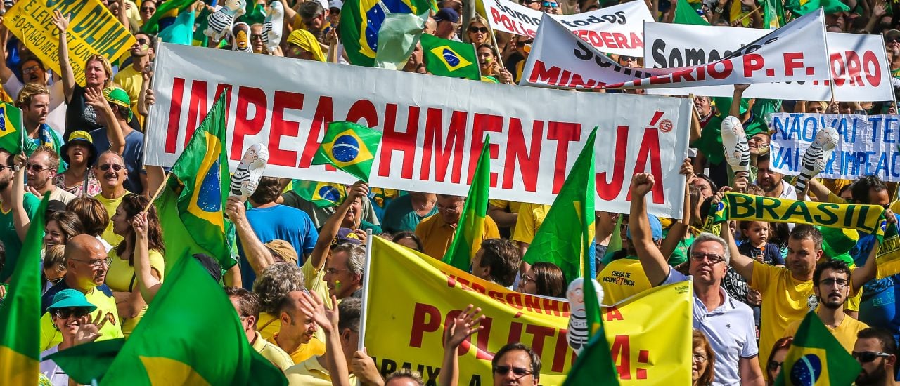 Viele Menschen fordern mit Demonstrationen die Absetzung der Präsidentin Dilma Rousseff. Foto: AFP | Jefferson Bernardes