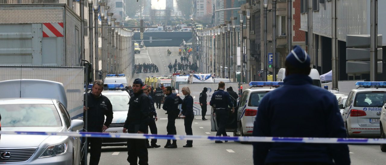 Polizisten an der Rue de la Loi, wenige Meter von dem Anschlagsort Malenbeek entfernt. Foto: AFP | Nicolas Maeternlinck.