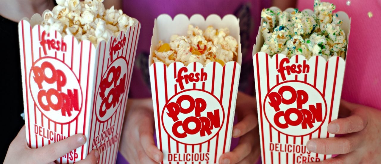 Popcorn ist ein guter Anfang. Für den perfekten Filmabend im eigenen Heimkino braucht es allerdings ein wenig mehr. Foto: Girls with popcorn CC BY 2.0 | Personal Creations / flickr.com