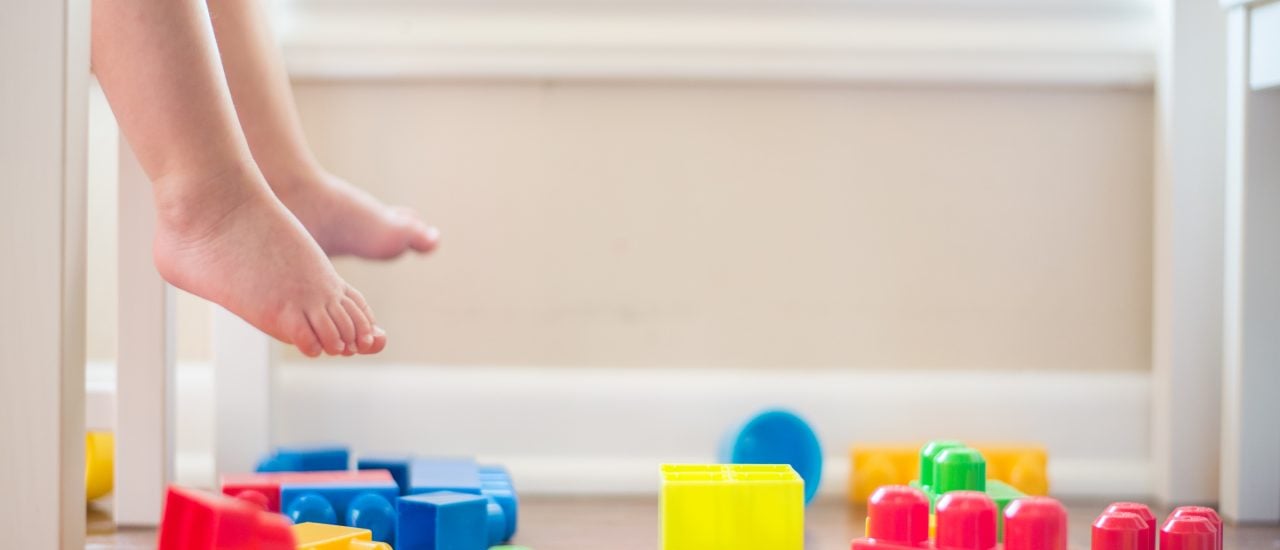 Ein Baby braucht nicht nur jede Menge Spielzeug, sondern vor allem viele Windeln. Und mit dem richtigen Wickeltisch macht Eltern wie Kindern das Wickeln gleich mehr Spaß. Foto: Lego Feet CC BY 2.0 | Donnie Ray Jones / flickr.com