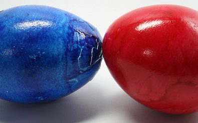 Das Eierditschen ist ein alter Osterbrauch. Hier gewinnt Rot. Foto: CC BY-SA 3.0 | Superbass / wikimedia.