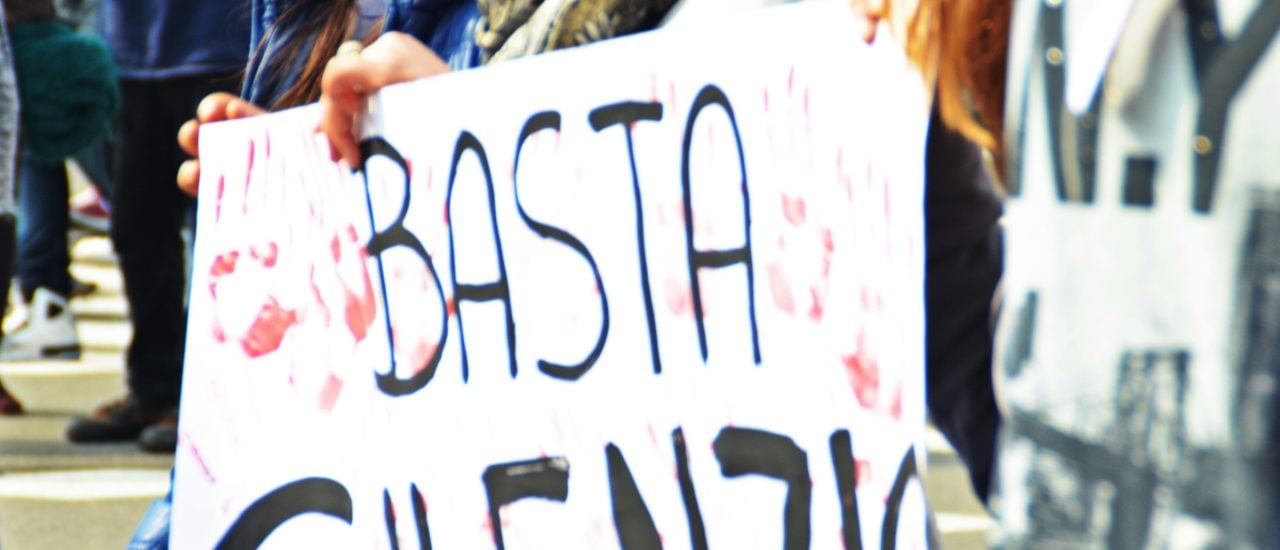 Eine Demonstrantin mit dem Schild „Schluss mit dem Schweigen“ beim alljährlichen Gedenktag der Mafia-Opfer. Foto: Bologna, Libera CC BY-SA 2.0 | Francesca Giachetta / flickr.com