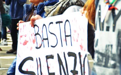 Eine Demonstrantin mit dem Schild „Schluss mit dem Schweigen“ beim alljährlichen Gedenktag der Mafia-Opfer. Foto: Bologna, Libera CC BY-SA 2.0 | Francesca Giachetta / flickr.com