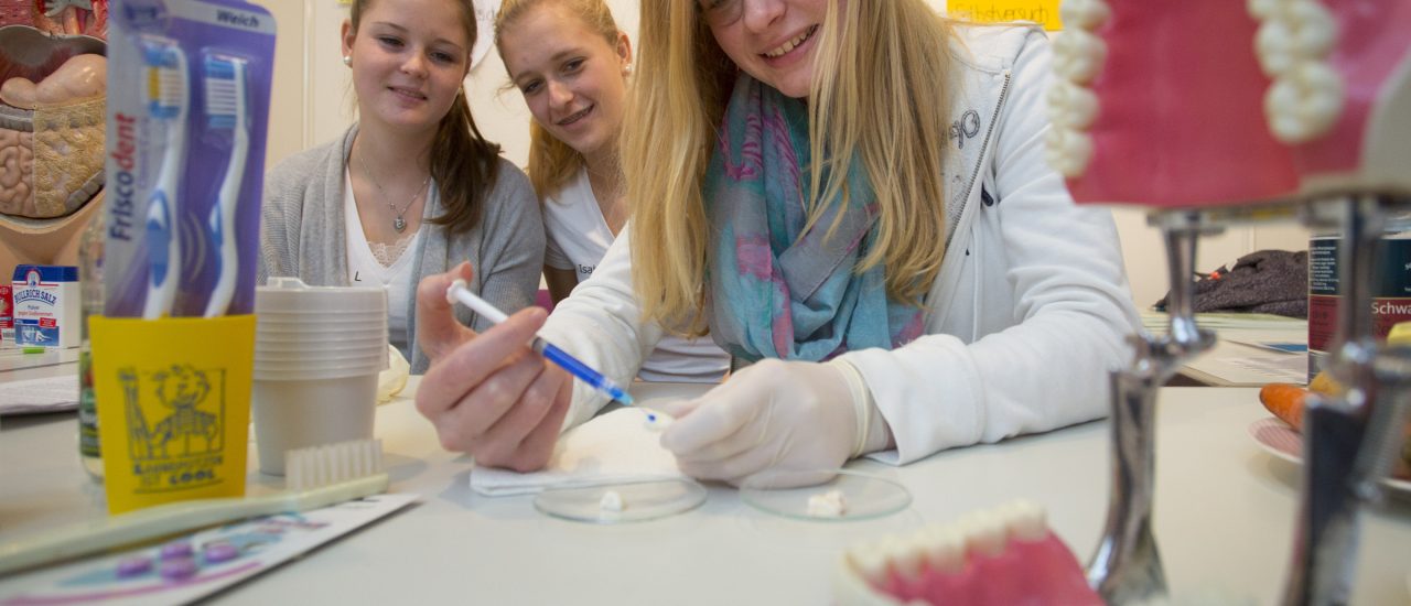 Kann ein Gleitzeit-Modell die Lernleistung der Schüler steigern? Foto: Lehrerkongress 2014 der chemischen Industrie | Hockenheim/ credit: CC BY 2.0 | Chemie-Verbände Baden-Württemberg / flickr.com