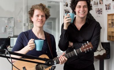 L’aupaire (rechts) mit Gitarrist Jonathan Reiter und Kaffe im Studio. Foto: detektor.fm