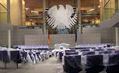 Wie schützt man die Parlamente gegen Verfall? Foto: Plenarsaal in Plastik | Cornelius Kibelka / flickr.com