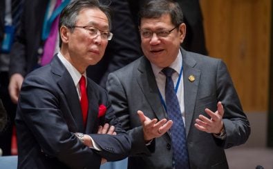 Die Botschafter Japans und Malaysias auf einem Treffen des UN-Sicherheitsrates. Foto: Rick Bajormas / United Nations | AFP