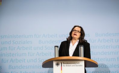 Andrea Nahles hat einen neuen Gesetzentwurf ihres Ministeriums vorgestellt: Sozialleistungen für EU-Ausländer erst nach fünf Jahren. Foto: AFP | Odd Andersen.