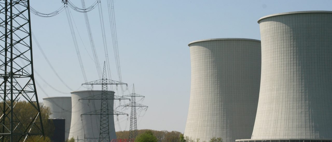 Die Kernkraftwerke Biblis A und B sind bereits abgeschaltet. Foto: Biblis-Umzingelung (24. April 2010) | CC BY 2.0 | Udo Springfeld / flickr.com.