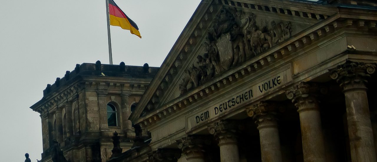 „Dem Deutschen Volke“? Nicht wenn es nach den Reichsbürgern geht. Die glauben nicht an die Legitimität der Bundesrepublik. Foto: Bundestag CC BY-SA 2.0 | Hernán Piñera / flickr.com