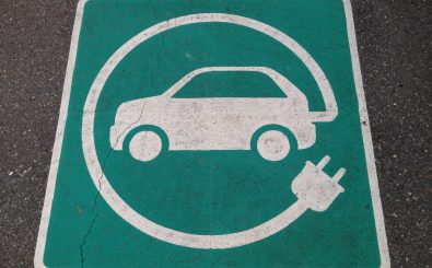 Die Kaufprämie für Elektroautos soll ein Anreiz für Verbraucher sein. Ist sie ein Geschenk für die Autoindustrie? Foto: Electric Car Charging Pavement Marking | CC BY 2.0 | Paul Krueger / flickr.com