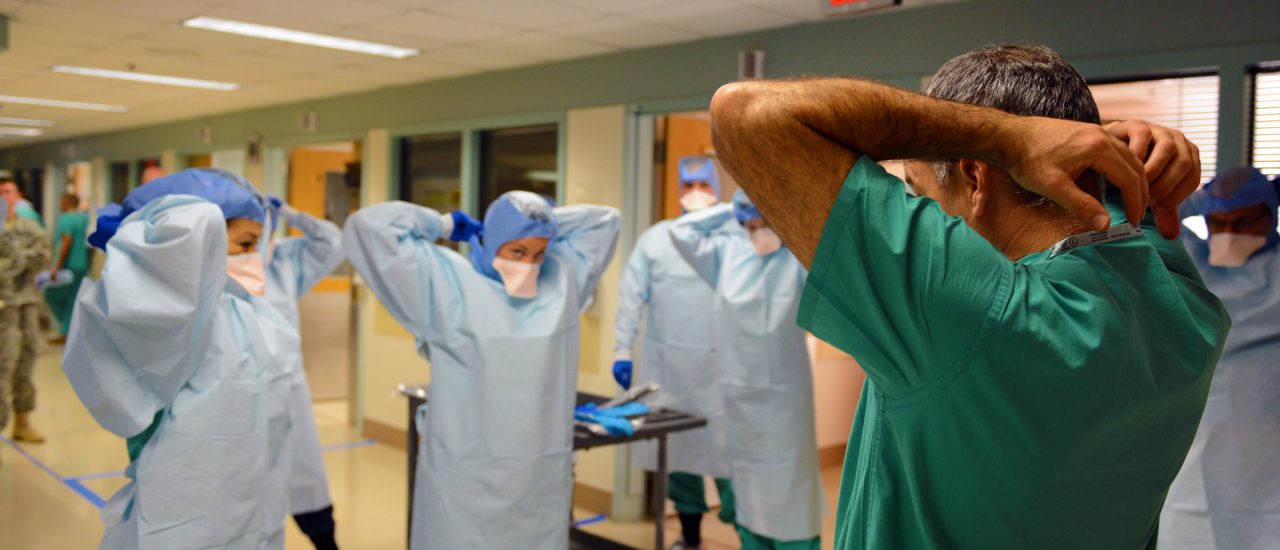 Ärzte bei einer Übung zum Umgang mit Ebola-Patienten – sind wir in Zukunft besser vorbereitet? Foto: Ebola response training / credit: CC BY 2.0 | Army Medicine / flickr.com