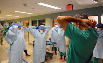 Ärzte bei einer Übung zum Umgang mit Ebola-Patienten – sind wir in Zukunft besser vorbereitet? Foto: Ebola response training / credit: CC BY 2.0 | Army Medicine / flickr.com