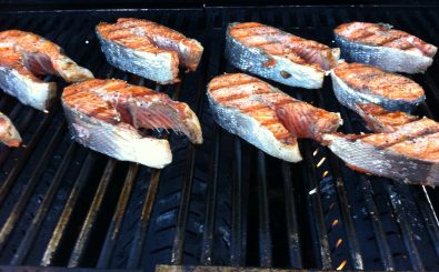 Statt einer Bratwurst kann man auch mal ein Lachssteak auf den Grill werfen Foto: When in BC, try the salmon… | CC BY 2.0 | Fil.Al / flickr.com