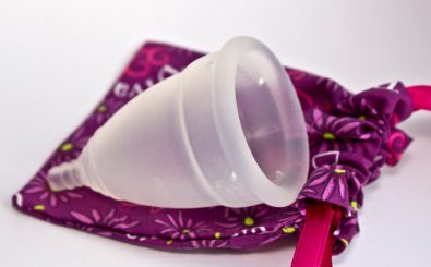 Etwa handtellergroß und flexiebel schmiegt sich die Menstruationstasse an die Scheide an. CC BY 3.0 | menstruationstasse.net.