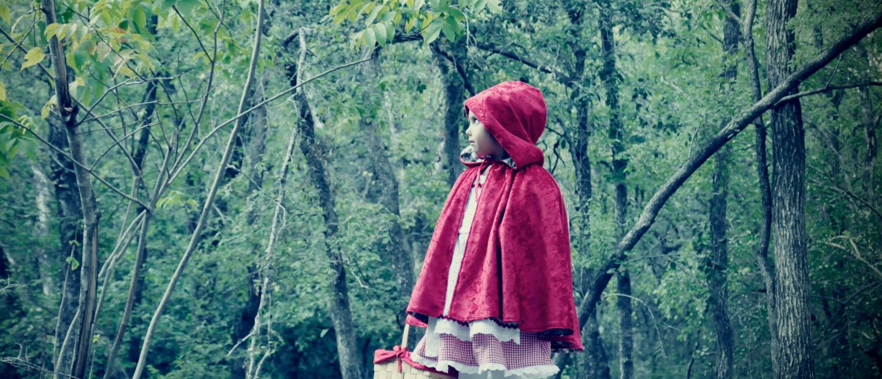 Rotkäppchen wirkte bisher harmlos, doch seit neuestem ist sie schwer bewaffnet. Foto: Little Red Riding Hood2 CC BY-SA 2.0 | amboo who? / flickr.com