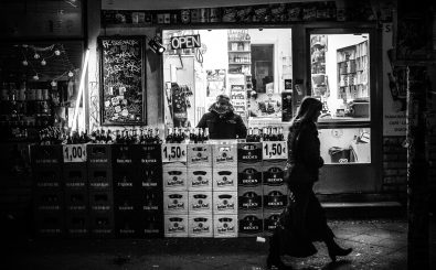 Schnell noch in den Späti und ein Bier für unterwegs holen – Standard in Städten wie Berlin. Foto: Selling Beer CC BY-SA 2.0 | Sascha Kohlmann / flickr.com