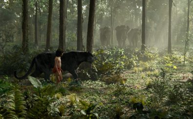 Das Dschungelbuch als Remake. Mowgli und Bagheera im dichten Dschungel. Foto: ©2016 Disney Enterprises, Inc. All Rights Reserved
