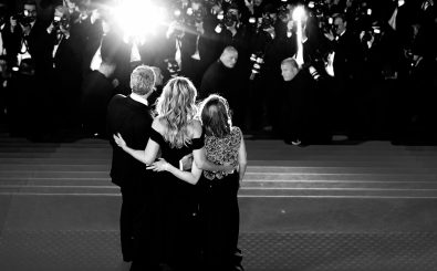 Die Rücken von George Clooney, Julia Roberts und Jodie Foster (von links). Foto: Antonin Thuillier | AFP.