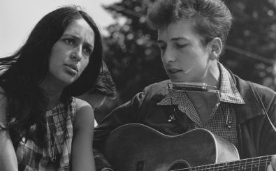 Bob Dylan gemeinsam mit der Sängerin Joan Baez beim Marsch auf Washington: Der Auftritt prägt seinen Ruf als Protestsänger bis heute. Foto: Bob Dylan and Joan Baez perform at March on Washington /credit: CC BY 2.0 | Archives Foundation / flickr.com
