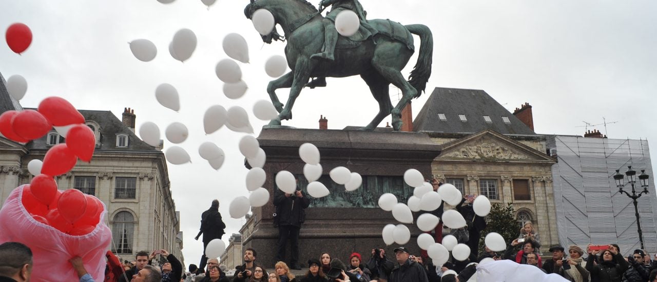 Tief empfundene Solidarität oder standardisiertes Zeremoniell? Ein Trauerzug zu Ehren der getöteten Mitarbeiter der französischen Zeitschrift Charlie Hebdo. Foto: Orléans Marche hommage Charlie Hebdo | CC BY 2.0 | sébastien amiet;l / flickr.com