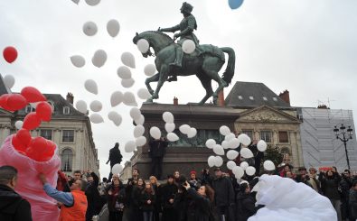 Tief empfundene Solidarität oder standardisiertes Zeremoniell? Ein Trauerzug zu Ehren der getöteten Mitarbeiter der französischen Zeitschrift Charlie Hebdo. Foto: Orléans Marche hommage Charlie Hebdo | CC BY 2.0 | sébastien amiet;l / flickr.com