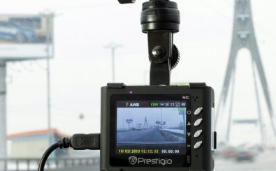 Immer häufiger verwenden Autofahrer Dashcams, um bei einem Unfall den Hergang klären zu können. Datenschützer hingegen kritisieren das Filmen im öffentlichen Raum. Foto: CC BY-ND 2.0 | A dash cam really could save you hundreds of £££’s / Paul Townsend / flickr.com