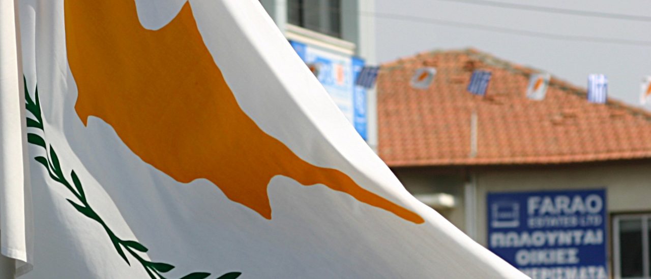 Umrisse einer gespaltenen Insel – noch. Bald schon könnte die Flagge für ein geeintes Zypern stehen. Foto: Cyprus flag. CC BY 2.0 | Leonid Mamchenkov / flickr.com