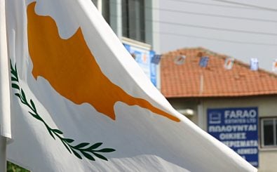 Umrisse einer gespaltenen Insel – noch. Bald schon könnte die Flagge für ein geeintes Zypern stehen. Foto: Cyprus flag. CC BY 2.0 | Leonid Mamchenkov / flickr.com