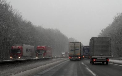Ab 2018 könnte die LKW-Maut nicht nur auf Autobahnen, sondern auch auf Bundesstraßen gelten. Foto: LKW-Verkehr CC BY-SA 2.0 | onnola / flickr.com