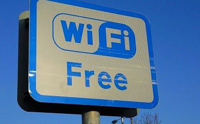 Internet für alle! Ob man diese Schilder bald häufiger sehen wird? Foto: Free wifi in Jedburgh town centre, Scottish Borders CC BY-ND 2.0 | Karen Bryan / flickr.com