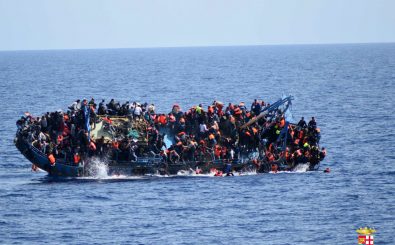 Flüchtlinge auf einem kenternden Boot vor der italienischen Küste. Leider auch in dieser Woche ein Thema bei Krautreporter Christian Fahrenbach. Foto: | AFP | MARINA MILITARE