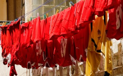 Wer nach dem Fußballspiel die Sportklamotten reinigen muss, braucht gute Tipps zum Wäschewaschen. Foto: CC-BY 2.5 | Marie-Lan Nguyen / Wikimedia Commons.