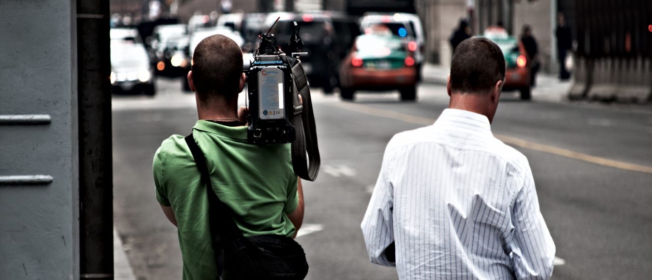 Wie beschaffen sich Medienmacher eigentlich ihre Informationen? Viele Menschen verunsichert das intransparente Arbeiten der Medien und lässt sie an ihren Nachrichten zweifeln. Foto: Reporters. CC BY 2.0 | M M / flickr.com