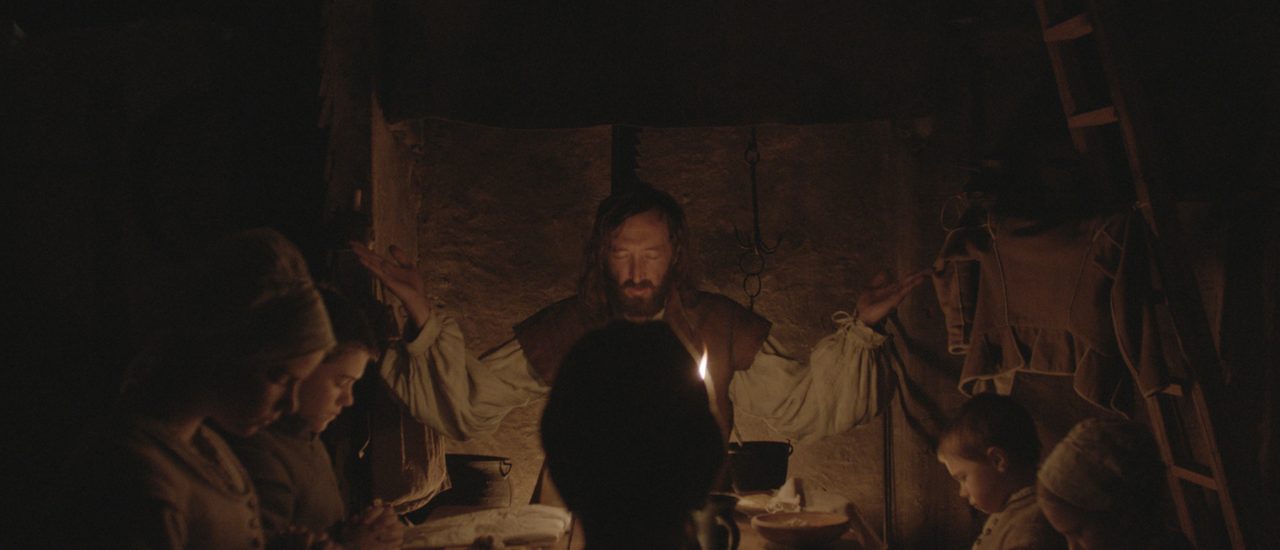 Die strenggläubige Familie aus dem Film „The Witch“ beim Beten vor dem Abendessen. Copyright: © Universal Pictures.