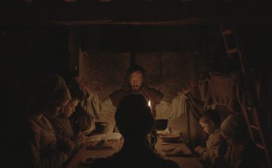 Die strenggläubige Familie aus dem Film „The Witch“ beim Beten vor dem Abendessen. Copyright: © Universal Pictures.