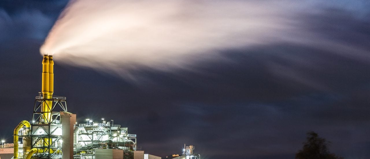 Das Chemieunternehmen BASF beteiligt sich am internationalen „Carbon Disclosure Project“. So ein Klimareporting wird von immer mehr großen Unternehmen herausgegeben. Wann zieht der Mittelstand nach? Foto: BASF Kläranlage bei Nacht | CC BY 2.0 | rene.schlaefer (reneschlaefer.de) / flickr.com