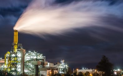 Das Chemieunternehmen BASF beteiligt sich am internationalen „Carbon Disclosure Project“. So ein Klimareporting wird von immer mehr großen Unternehmen herausgegeben. Wann zieht der Mittelstand nach? Foto: BASF Kläranlage bei Nacht | CC BY 2.0 | rene.schlaefer (reneschlaefer.de) / flickr.com