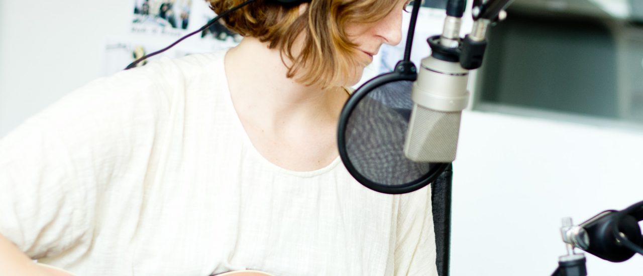 Laura Gibson spielt live im Studio. Foto: detektor.fm