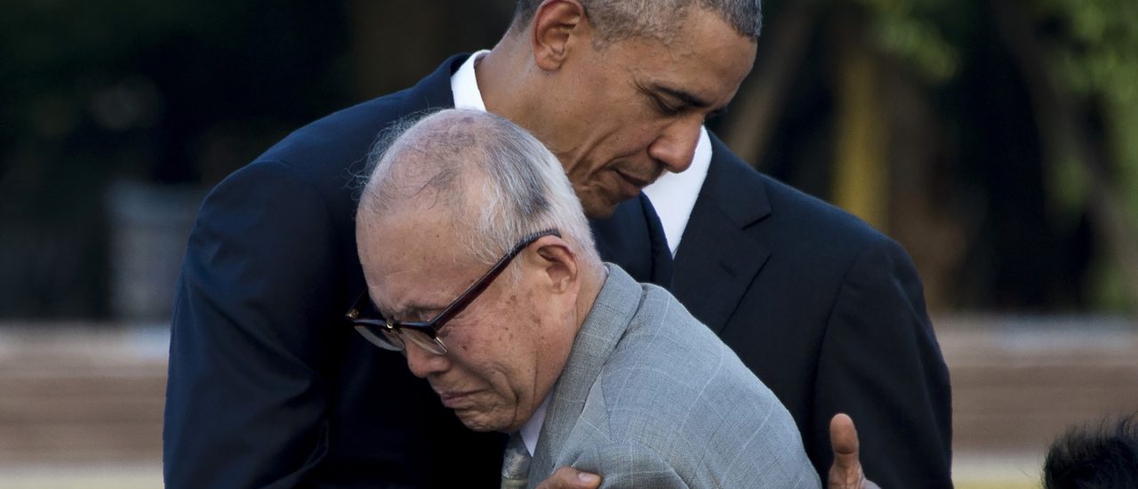 Obama umarmt einen der Überlebenden von Hiroshima. Foto: Jim Watson | AFP.