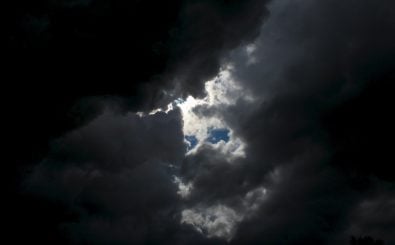 Warum dunkle Gewitterwolken aufziehen, wissen wir. Warum es zu Naturkatastrophen wie Hochwasser kommen muss, oft nicht. Doch genau diese Schuldfrage stellen wir immer wieder. Foto: Unwetter CC BY-SA 2.0 | Alexander Johmann / flickr.com