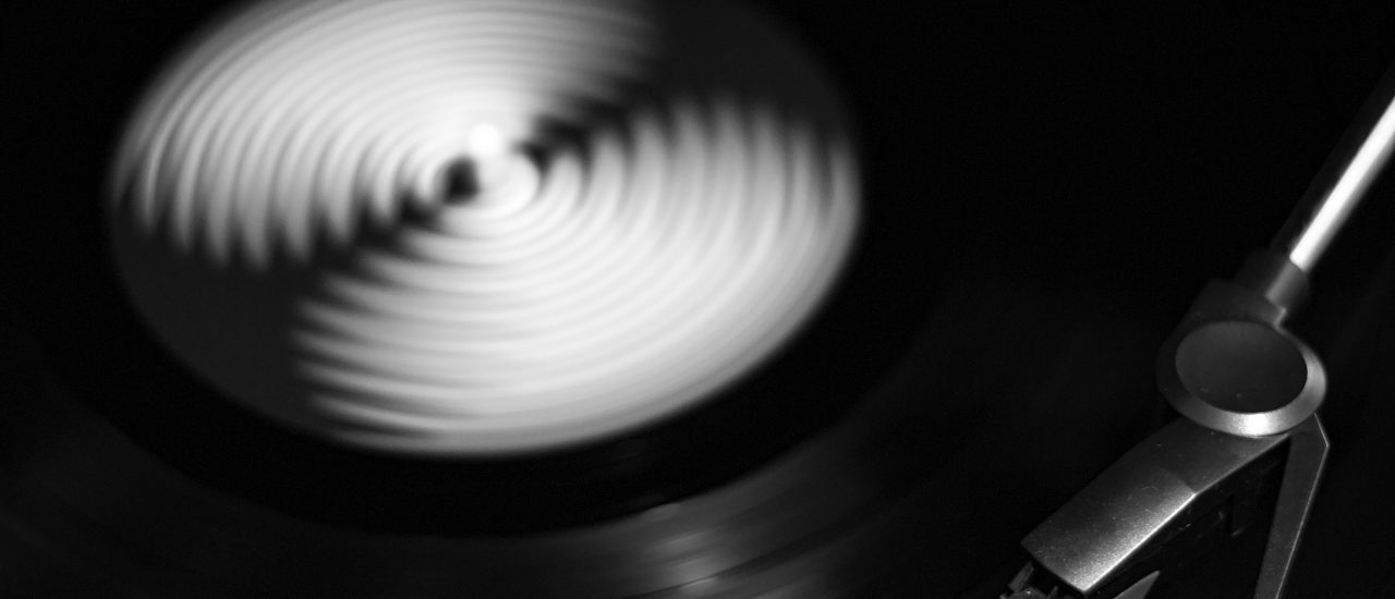 Für Musikproduzenten und DJs gehört das Tonzitat, das sogenannte Sampling, zum Standard. Das Bundesverfassungsgericht hat nun die Hürden zum legalen Sampling in Deutschland ein Stück weit geebnet. Foto: Vinyl spinning CC BY-SA 2.0 | José Carlos Casimiro / flickr.com