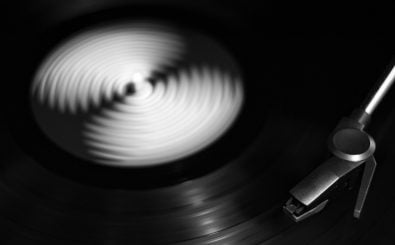 Für Musikproduzenten und DJs gehört das Tonzitat, das sogenannte Sampling, zum Standard. Das Bundesverfassungsgericht hat nun die Hürden zum legalen Sampling in Deutschland ein Stück weit geebnet. Foto: Vinyl spinning CC BY-SA 2.0 | José Carlos Casimiro / flickr.com