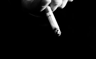 Die mittelständischen Tabakunternehmen klagen darüber, wie kurzfristig die EU-Tabakrichtlinie in Deutschland umgesetzt wurde. Zurecht? Foto: Cigarette |  CC BY 2.0 | Denis Defreyne / flickr.com