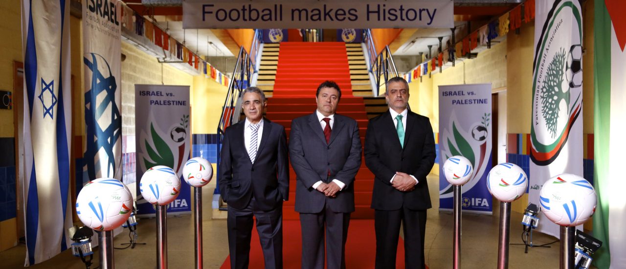In „90 Minuten – Bei Abpfiff Frieden“ schreibt Fußball Geschichte. Es wird zum Anstoß gebeten, der die Zukunft des Landes verändert. Foto: | camino-film.com (Pressefoto).